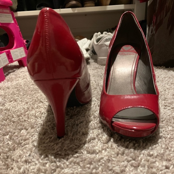 Cute red peep toe pumps - Picture 2 of 2